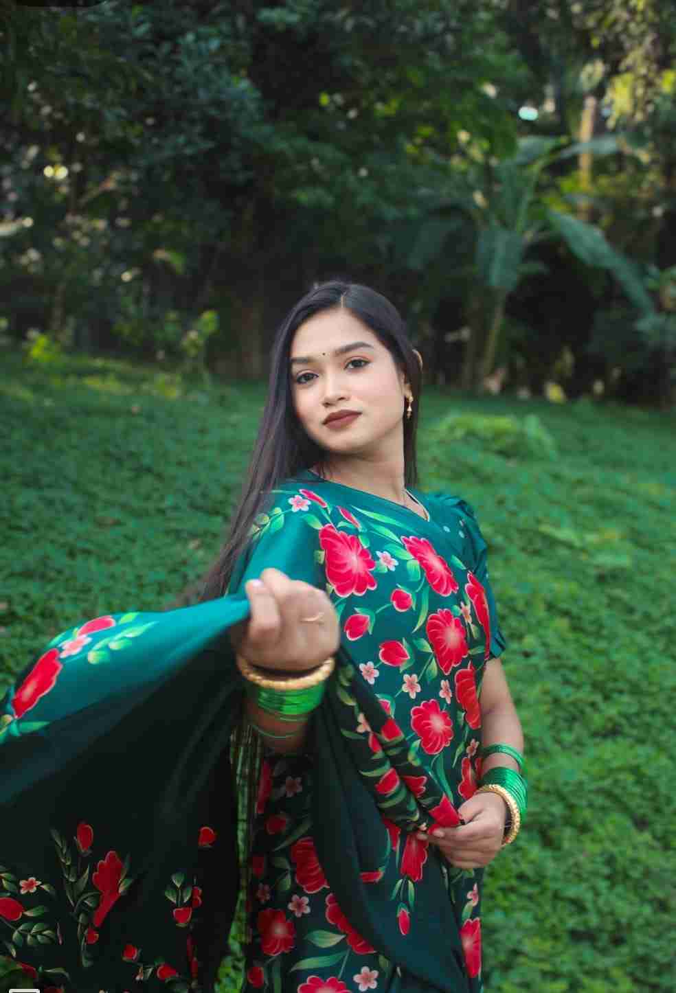 মেয়েদের শাড়ি পরা পিক